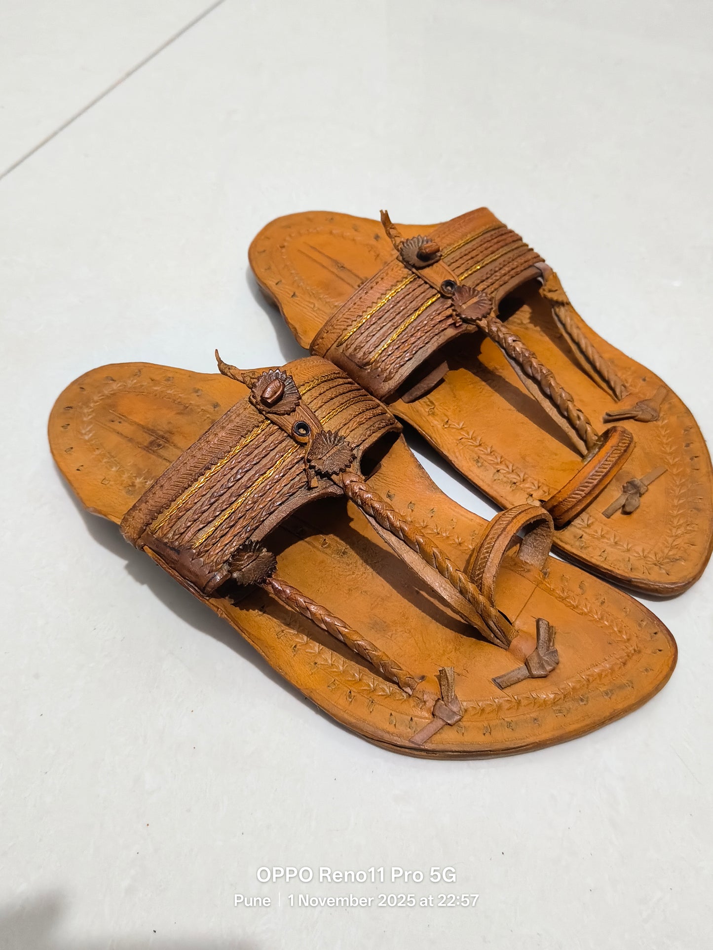 Handcrafted Kolhapuri Floral Toe Ring Chappal - Tan Leather