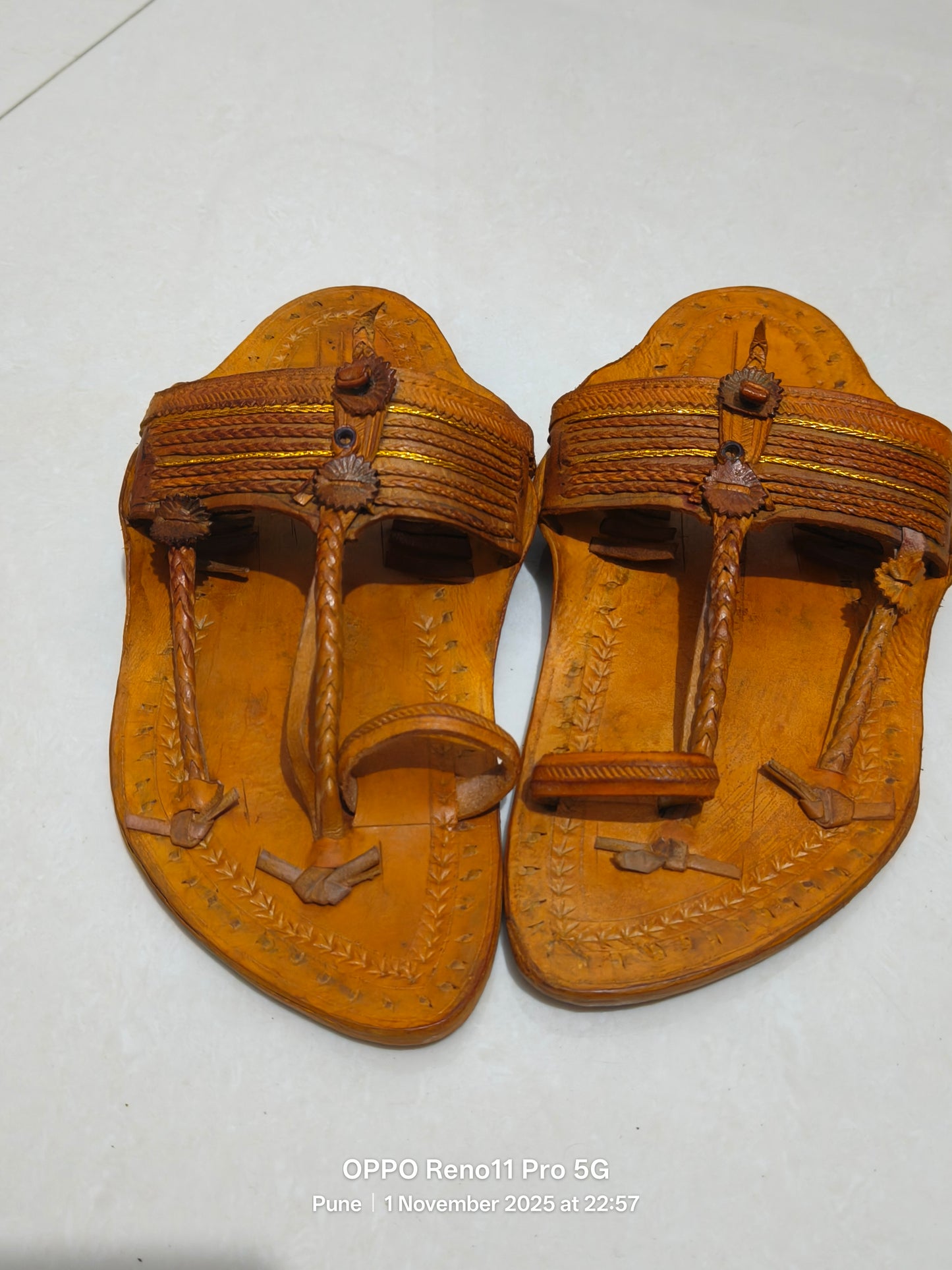 Handcrafted Kolhapuri Floral Toe Ring Chappal - Tan Leather